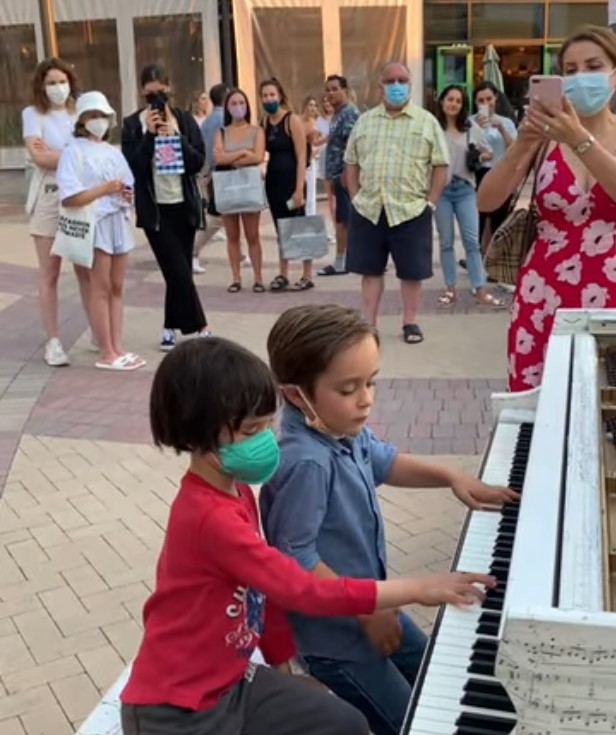 Two 6-year-old children sit down at a public piano and steal the spotlight with their incredible abilities: Video