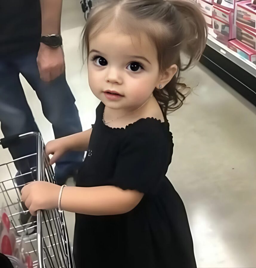 A woman sees a man and his daughter, and upon noticing the child’s bracelet, she is deeply shaken