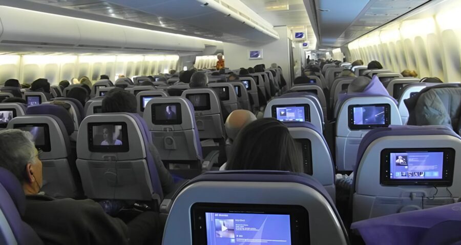 During my last flight, a seven-year-old boy kept hitting my seat: nothing would calm him down, so here’s what I decided to do