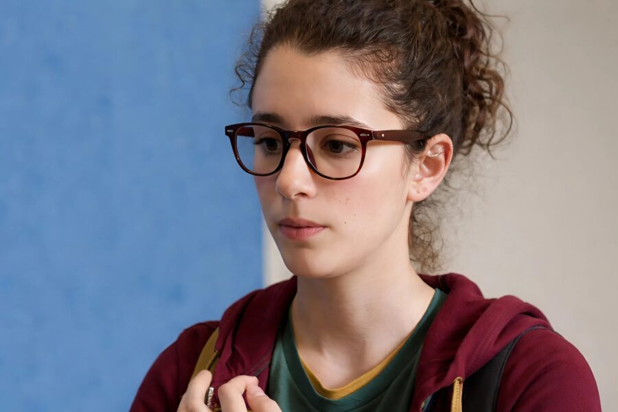 A student was bullying my daughter as well as many other students at school, just like her mother had done when we were in middle school: I then decided to teach her a lesson to put this family back in its place