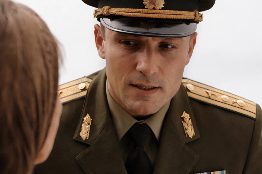 “If your son were a real hero, then why are you poor?” the officer said in a contemptuous tone : a man in uniform approached after hearing everything, and what he said about this woman made the officer regret his words